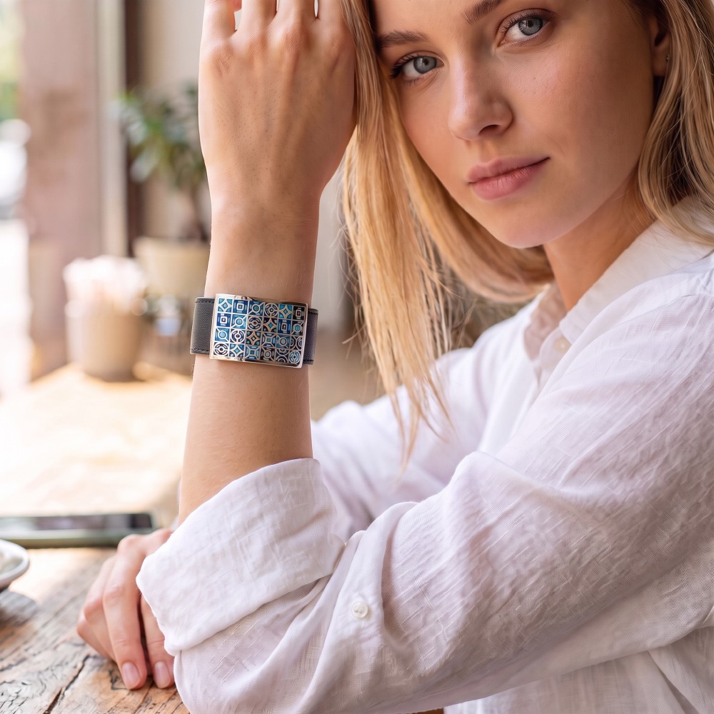 Браслет Fiore Luna на черном кожаном ремешке CB03190-8